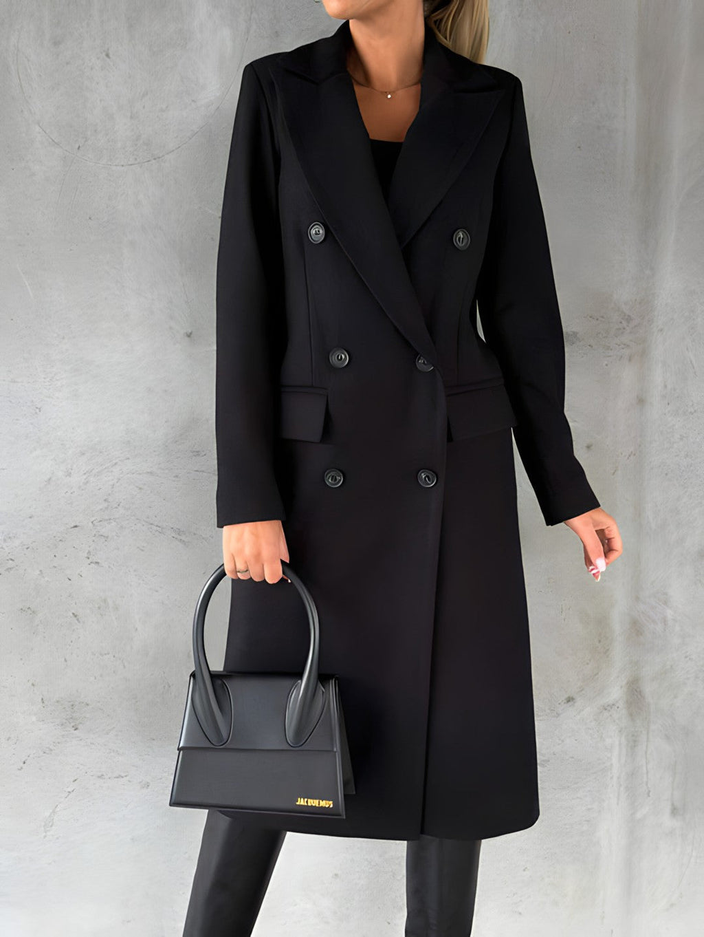 Femme en manteau noir élégant, tenant un sac à main noir moderne. Mode automne-hiver, style chic et sophistiqué, tendance vestimentaire féminine.