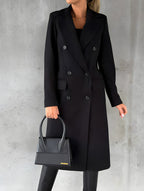 Femme en manteau noir élégant, tenant un sac à main noir moderne. Mode automne-hiver, style chic et sophistiqué, tendance vestimentaire féminine.