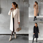 Femme élégante portant un manteau long, posant dans trois tenues différentes: manteau blanc, beige et noir, avec accessoires assortis, sur fond urbain.