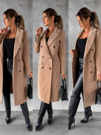 Femme en manteau beige élégant, pantalon en cuir noir, bottes à talons, tenant un sac à main noir. Mode automne chic, style urbain moderne.