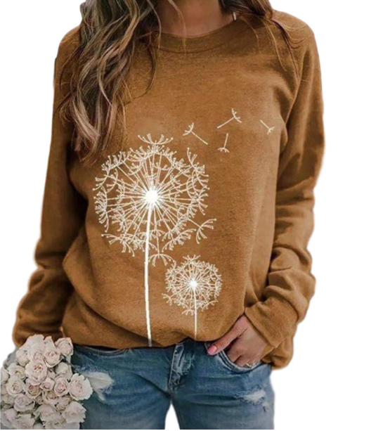 Femme portant un pull marron avec motif pissenlit blanc, tenant un bouquet de roses blanches. Mode décontractée, tendance automne, style bohème.