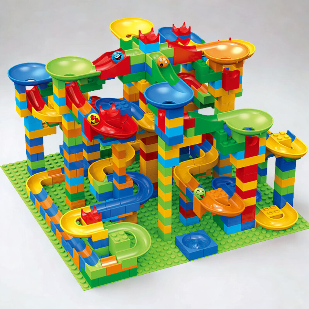 Circuit de billes coloré en blocs de construction, avec toboggans et rampes multicolores. Jouet éducatif pour enfants, développement de la créativité.