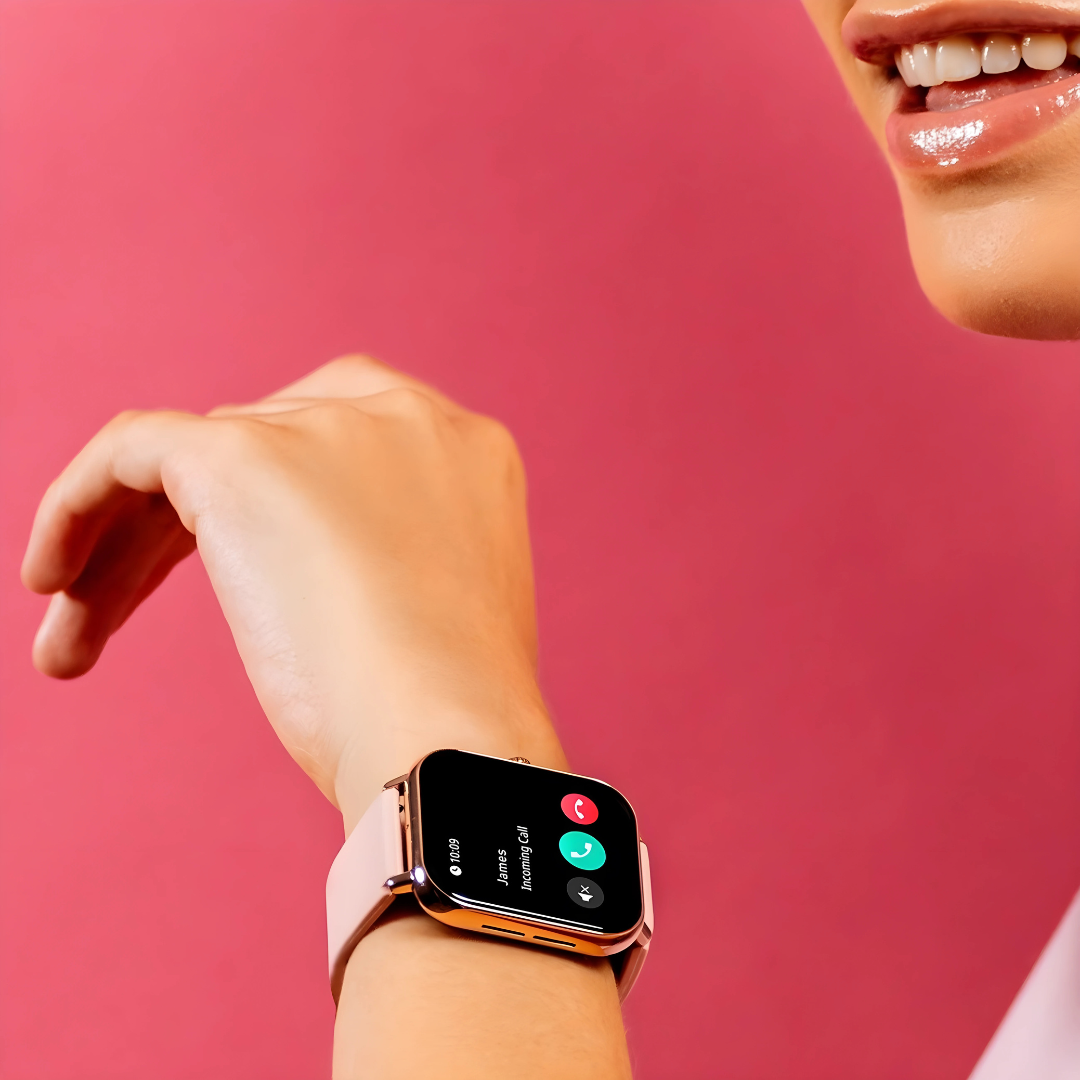 Montre connectée rose sur poignet féminin, affichant un appel entrant, fond rose. Technologie portable, smartwatch élégante, accessoires mode.