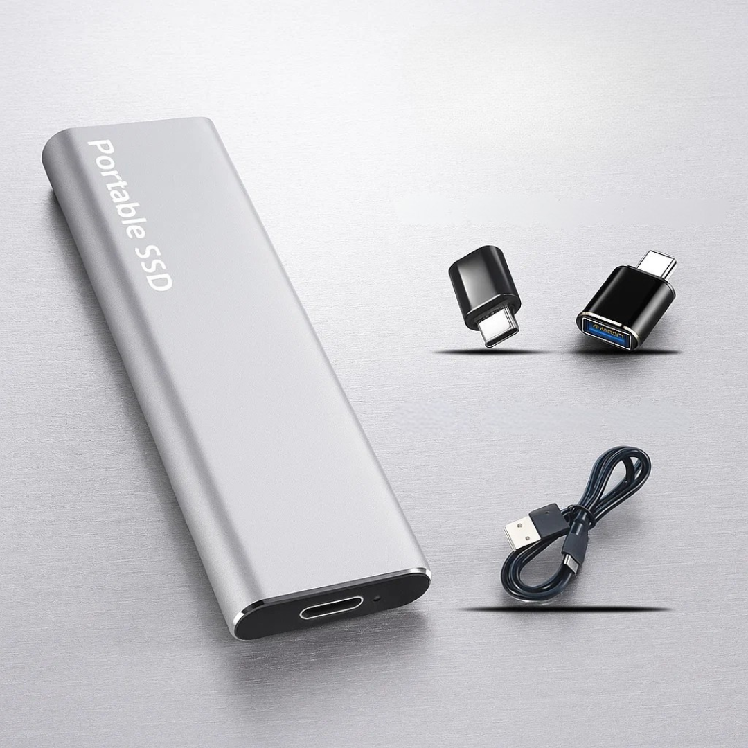 Disque SSD portable argenté avec adaptateurs USB-C et câble USB, stockage externe rapide et compact, idéal pour transfert de données sécurisé.