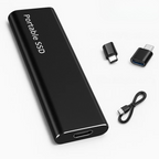 Disque SSD portable noir avec connecteurs USB-C et adaptateurs, câble inclus. Stockage externe rapide et compact pour ordinateurs et appareils mobiles.