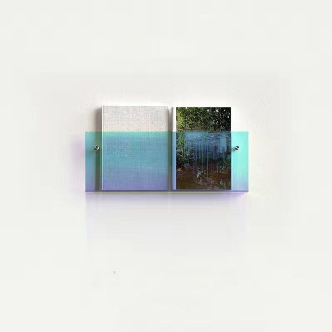 Deux livres ouverts avec une couverture transparente colorée, posés sur un fond blanc. Design moderne, art minimaliste, décoration intérieure.