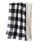 Couverture en flanelle à carreaux noir et blanc, douce et chaude, idéale pour le salon ou la chambre. Design moderne et confortable.