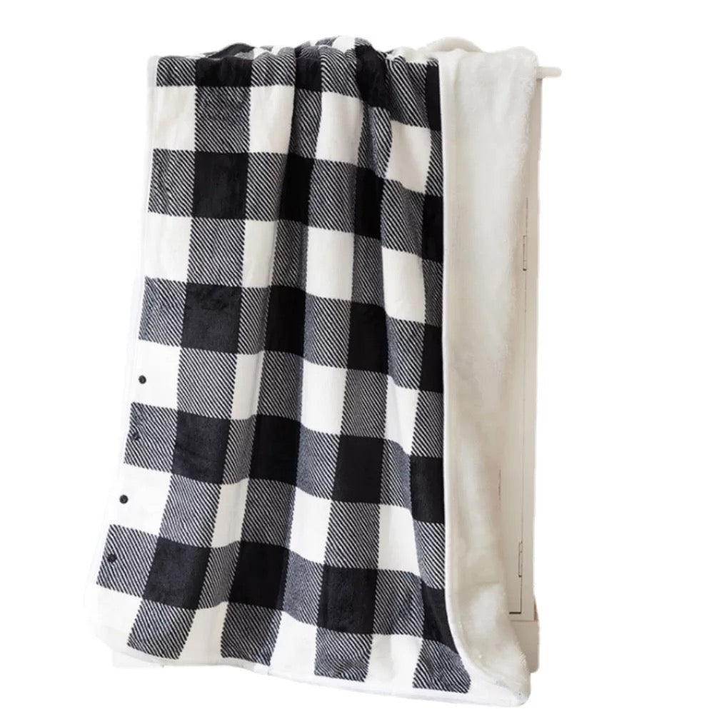 Couverture en flanelle à carreaux noir et blanc, douce et chaude, idéale pour le salon ou la chambre. Design moderne et confortable.
