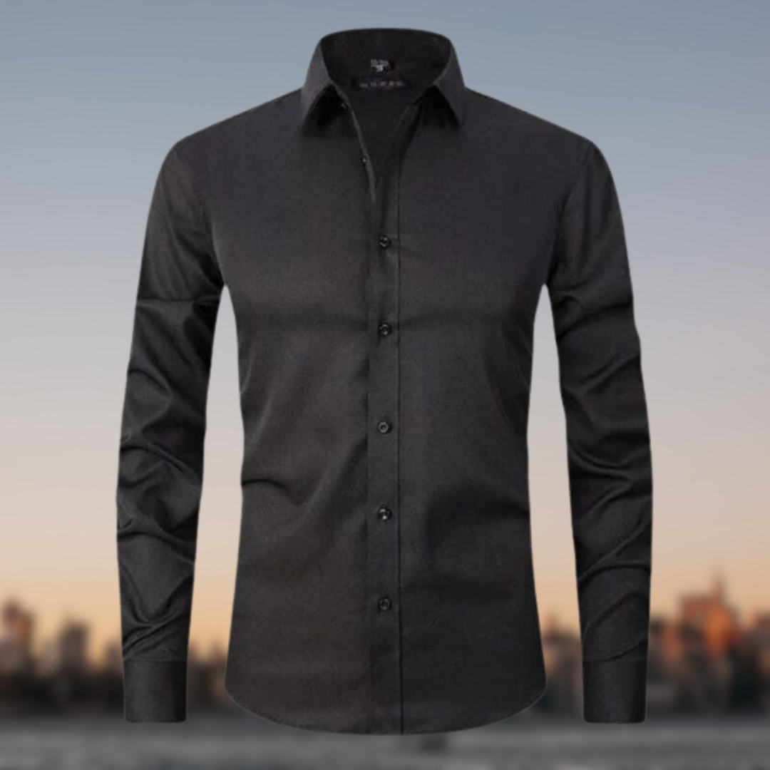 Chemise noire élégante pour homme, manches longues, col classique, fond flou urbain. Mode masculine, tenue formelle, style moderne.