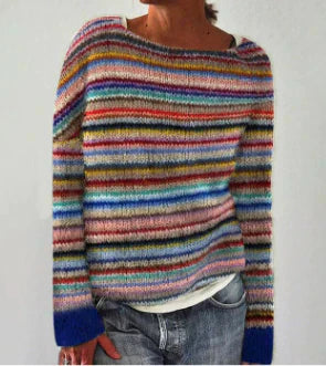 Pull rayé multicolore en laine, manches longues, porté par une personne. Mode automne-hiver, style décontracté, tendance et confortable.