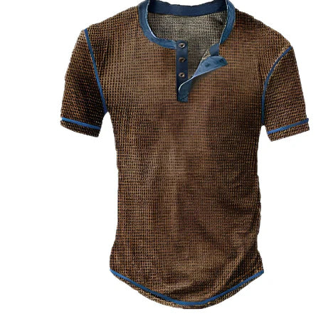 T-shirt en maille marron avec col boutonné bleu, manches courtes, style vintage. Mode homme, tendance rétro, vêtement décontracté.