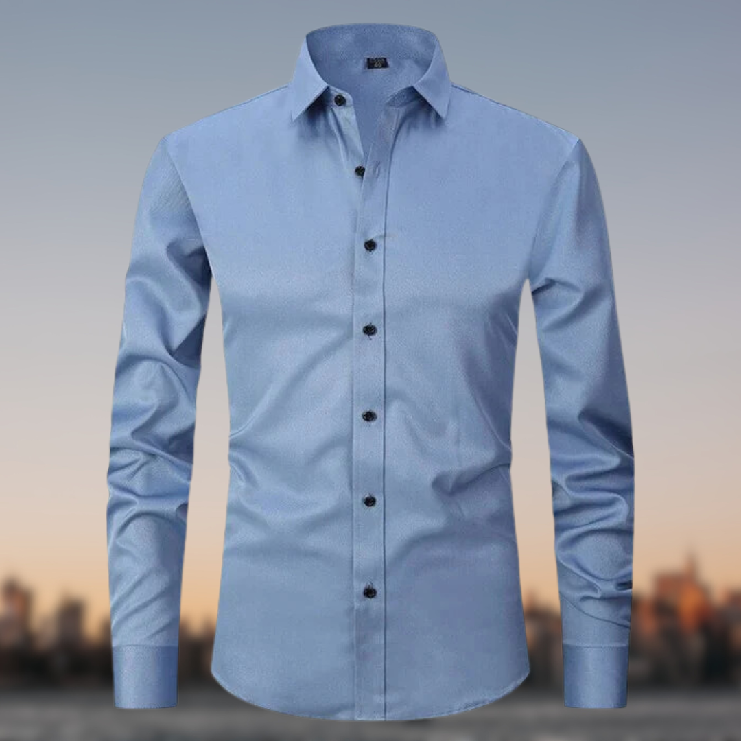 Chemise bleue élégante pour homme avec col classique et boutons noirs, idéale pour un look professionnel ou décontracté. Mode masculine tendance.