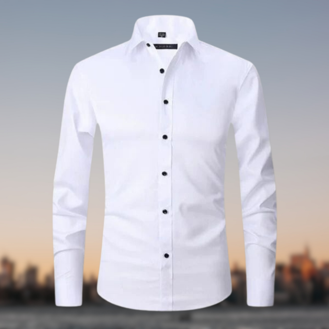 Chemise blanche élégante à manches longues avec boutons noirs, col classique, fond flou de ville, mode masculine, tenue formelle.