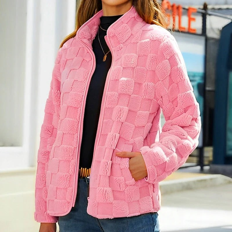 Veste rose en peluche à carreaux, femme, mode automne-hiver, tenue décontractée, extérieur urbain, style moderne et tendance.