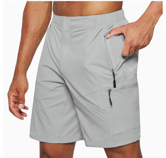 Short gris pour homme avec poches zippées, idéal pour le sport et les activités de plein air. Confortable et pratique, design moderne.