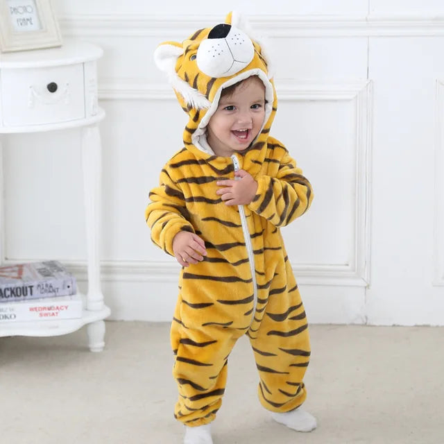 Enfant souriant en combinaison tigre, debout dans une pièce blanche. Costume animalier, pyjama bébé, déguisement mignon, intérieur maison.