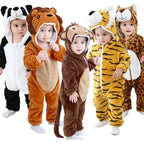 Quatre enfants en combinaisons d'animaux : panda, lion, singe, tigre. Costumes en peluche, mignons et confortables pour bébés. Mode enfantine amusante.
