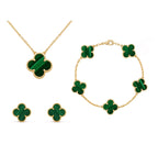 Parure de bijoux en or avec motifs trèfle vert malachite, comprenant collier, bracelet et boucles d'oreilles. Élégance et luxe intemporel.