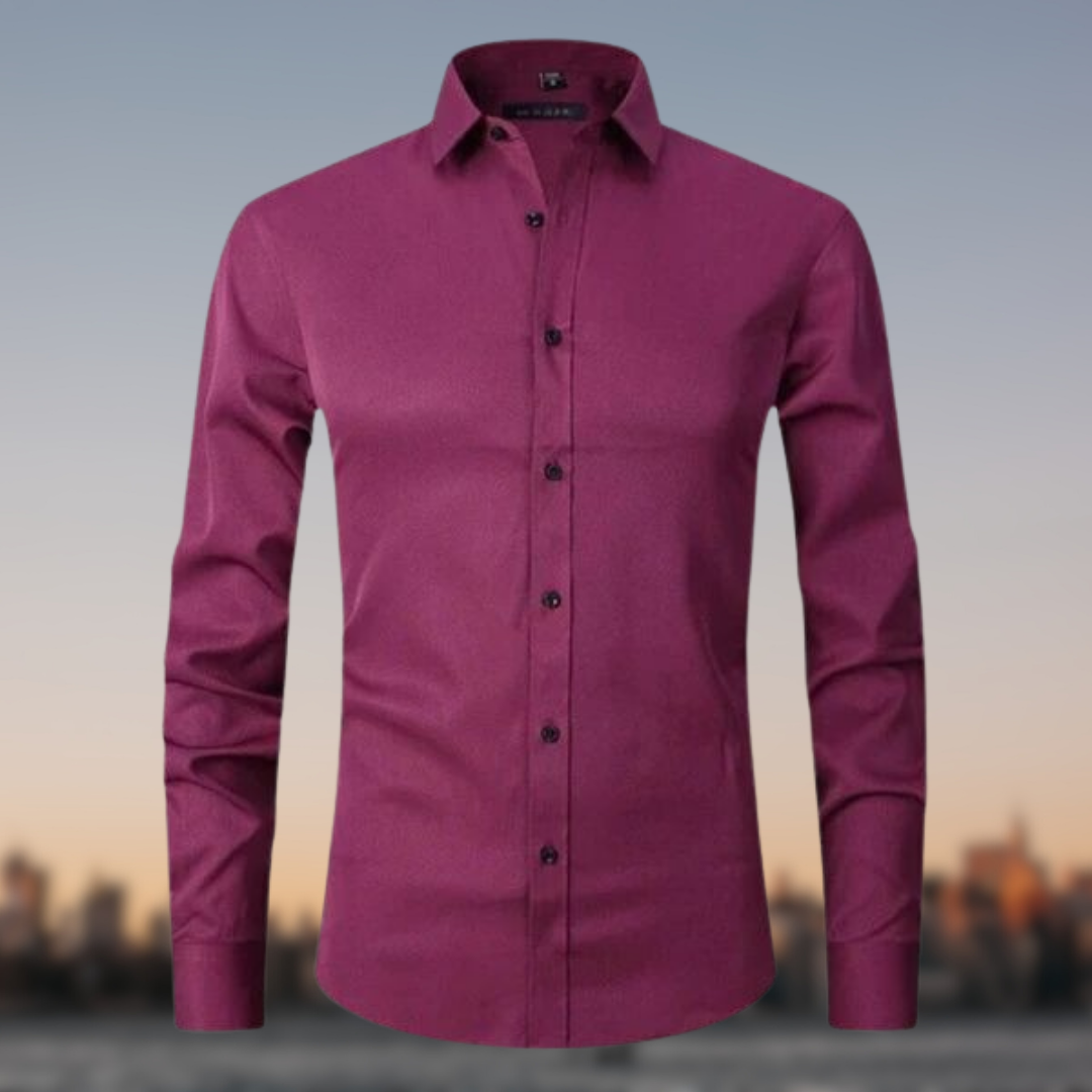 Chemise homme élégante en coton, couleur bordeaux, manches longues, col classique, fond flou urbain. Mode masculine, tenue chic.
