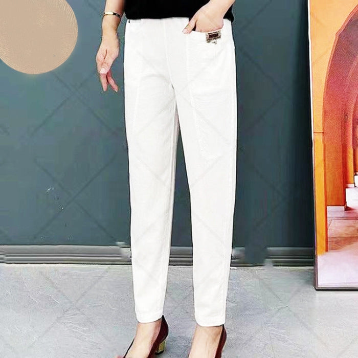 Pantalon blanc élégant pour femme, coupe droite, porté avec des talons noirs. Mode féminine, tenue chic, style moderne.