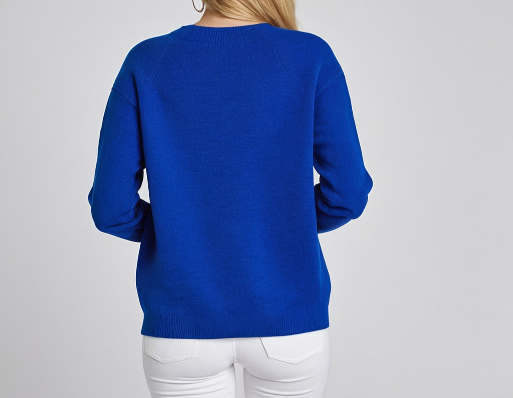 Femme portant un pull bleu vif, manches longues, vue de dos, sur fond gris. Mode automne-hiver, style décontracté, tendance 2023.