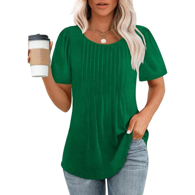 Femme portant un t-shirt vert à manches courtes, tenant un gobelet de café. Mode décontractée, style estival, tenue quotidienne élégante.