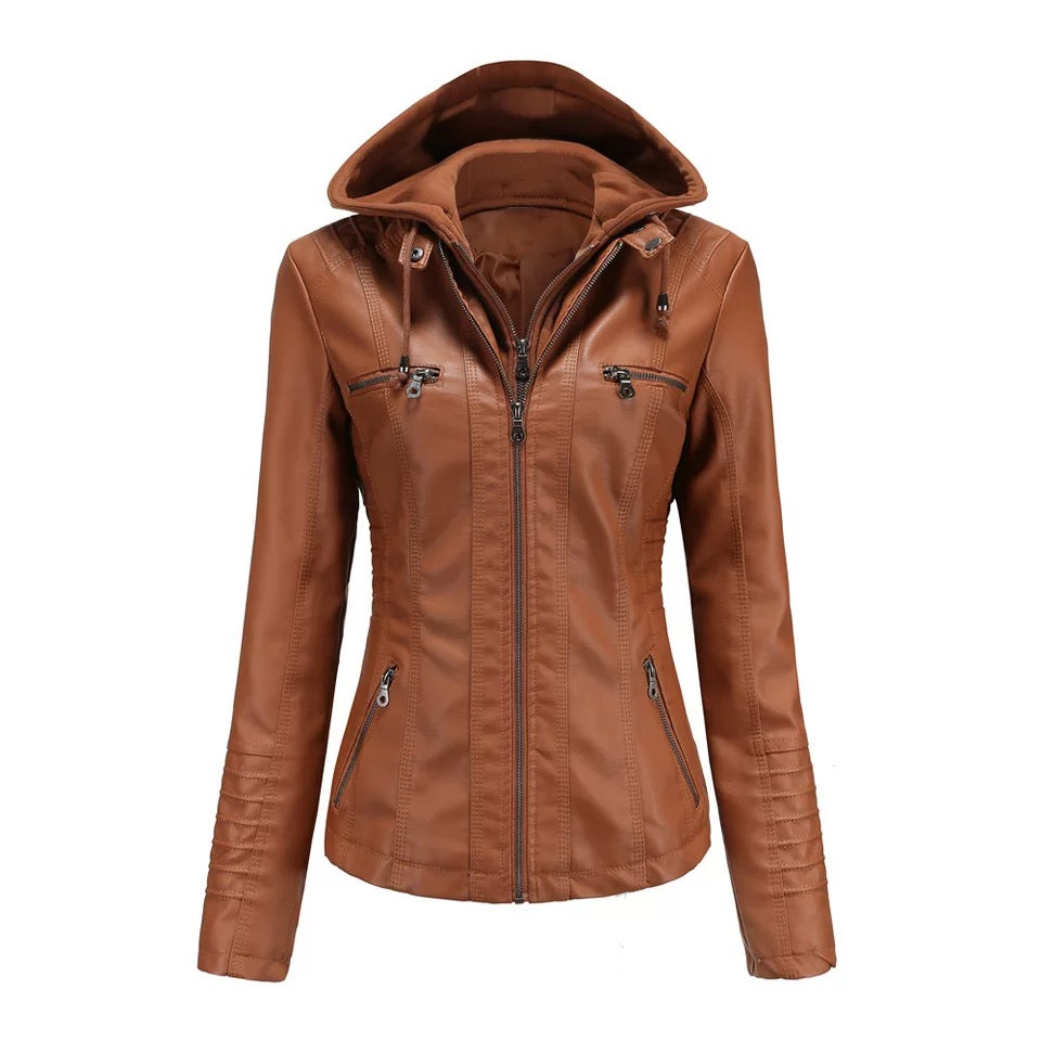 Veste en cuir marron pour femme avec capuche, fermeture éclair, poches zippées, style moderne et élégant, idéale pour l'automne et l'hiver.