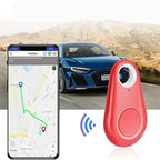 Traceur GPS rouge avec application mobile affichant une carte de localisation, voiture bleue en arrière-plan, technologie de suivi en temps réel.