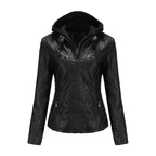 Veste en cuir noir pour femme avec capuche, fermeture éclair, poches zippées, style moderne et élégant, idéale pour l'automne et l'hiver.