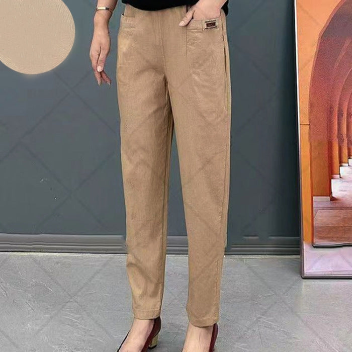 Pantalon beige femme élégant, coupe droite, poches latérales, porté avec un haut noir. Mode féminine chic, tendance automne, style décontracté.