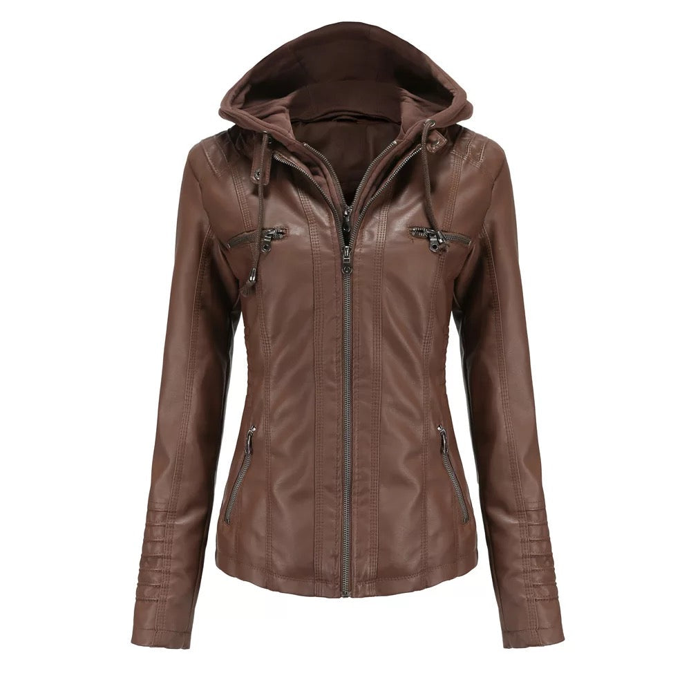 Veste en cuir marron pour femme avec capuche, fermeture éclair, poches zippées. Mode automne, style décontracté, vêtement tendance.
