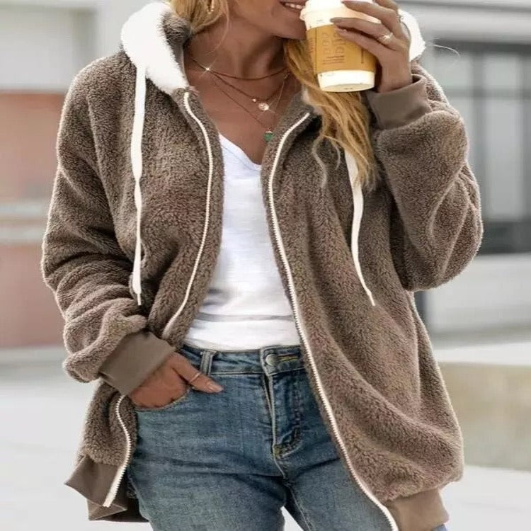 Femme portant un manteau en laine polaire marron, buvant un café à emporter. Mode automne, tenue décontractée, style confortable et tendance.