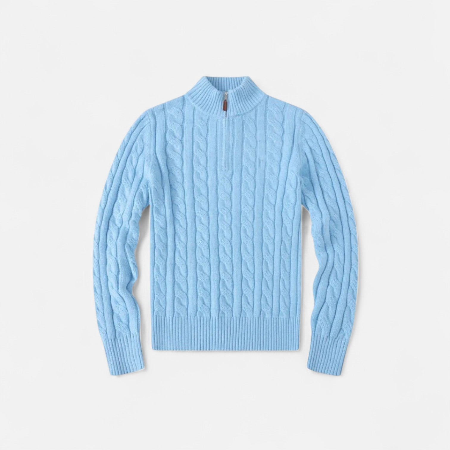 Pull torsadé bleu clair en laine, col montant, manches longues. Mode hiver, vêtement chaud et élégant pour homme ou femme.