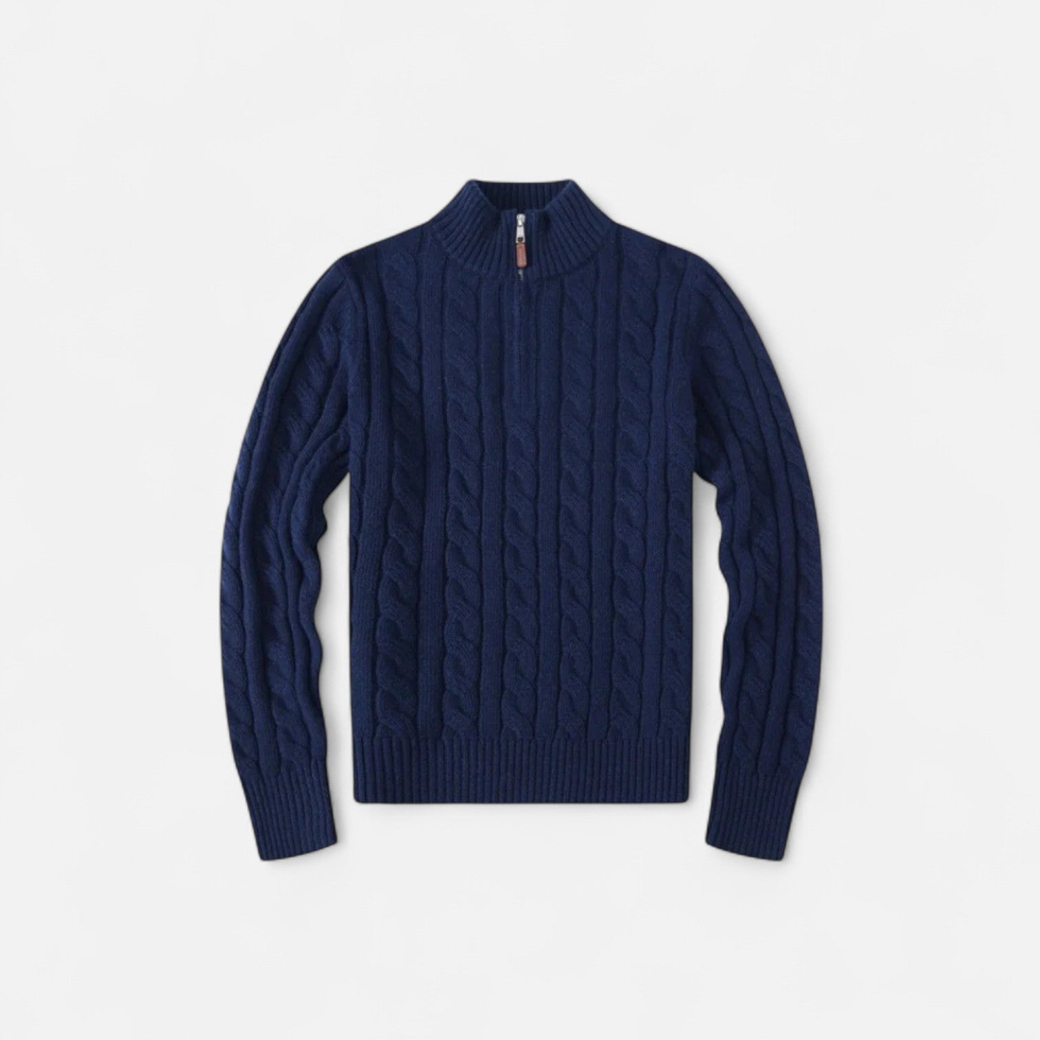 Pull-over bleu marine en laine torsadée avec col zippé, style élégant et chaud, idéal pour l'hiver. Mode homme, vêtement tendance.