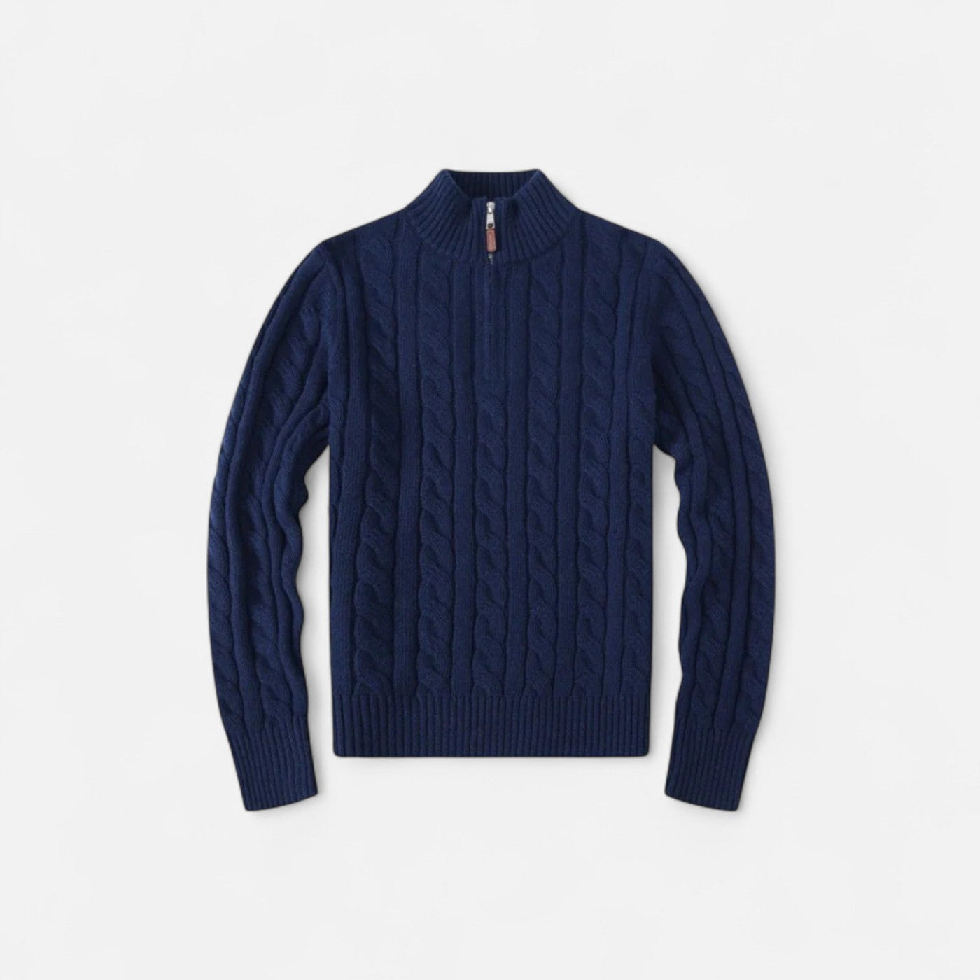 Pull-over bleu marine en laine torsadée avec col zippé, style élégant et chaud, idéal pour l'hiver. Mode homme, vêtement tendance.