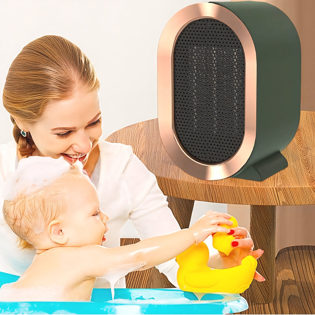 Femme souriante baignant bébé avec canard en plastique jaune, radiateur électrique moderne sur table en bois, chauffage d'intérieur efficace.
