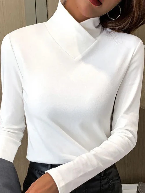 Femme portant un pull blanc à col roulé, manches longues, style élégant et moderne, idéal pour mode automne-hiver, tendance féminine chic.