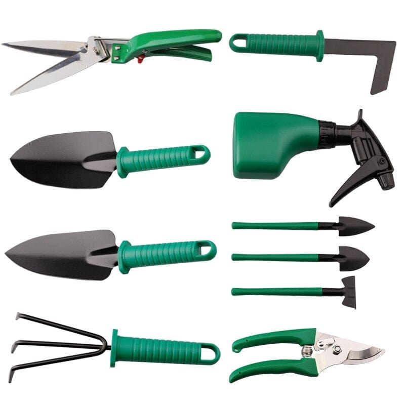 Ensemble d'outils de jardinage avec poignées vertes, comprenant sécateur, pelle, pulvérisateur, râteau et cisailles. Accessoires jardin pratiques.