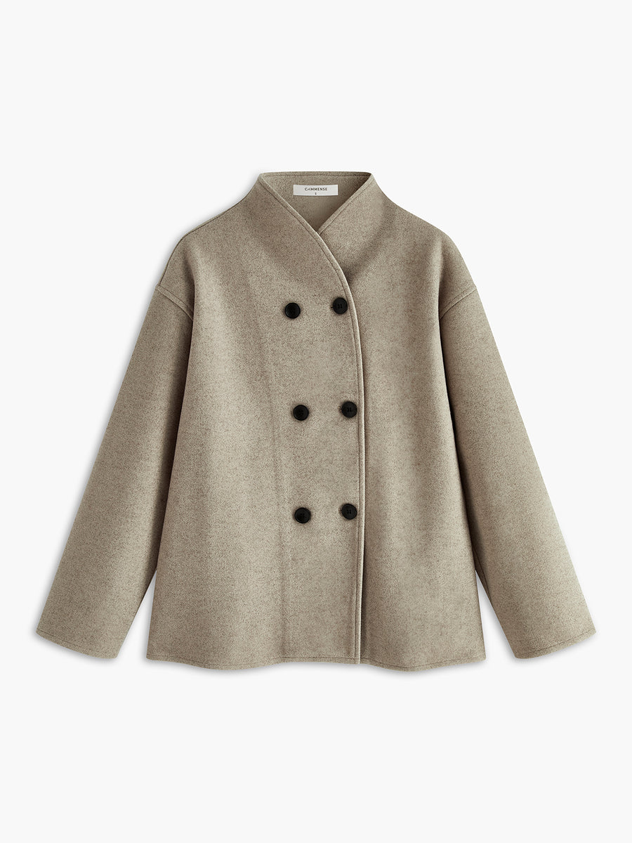 Manteau beige en laine, coupe ample, col montant, double boutonnage noir, style élégant et moderne, idéal pour l'automne et l'hiver.