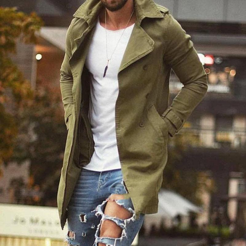 Homme en manteau vert kaki, t-shirt blanc et jean déchiré, marchant en ville. Mode urbaine, style décontracté, tendance automne-hiver.