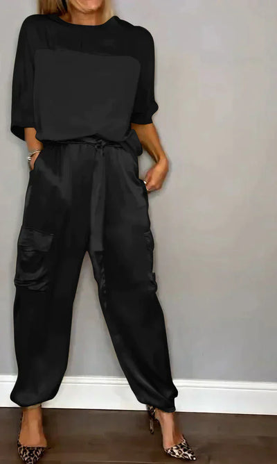 Elegante mono de satén para mujer: chic y cómodo.