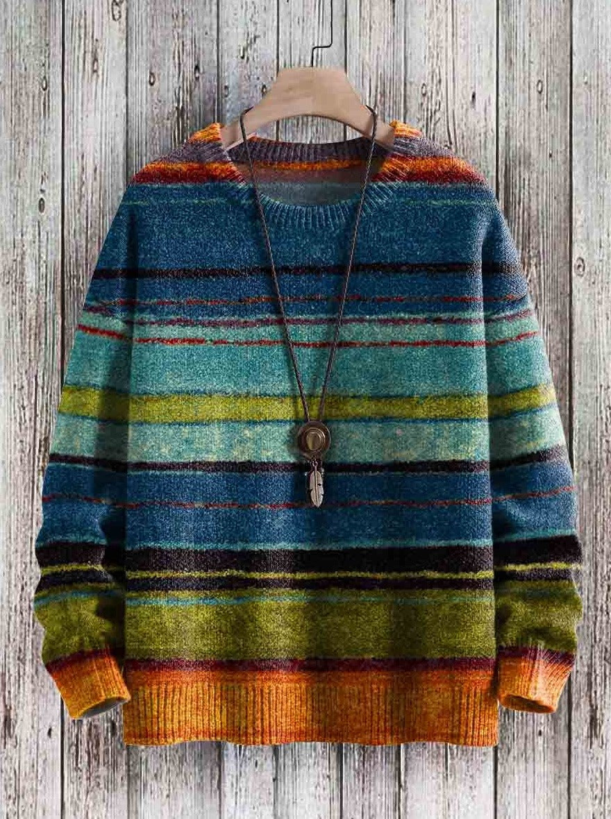 Pull rayé multicolore en laine suspendu sur un cintre en bois, fond en bois rustique. Mode automne-hiver, vêtements chauds, style décontracté.