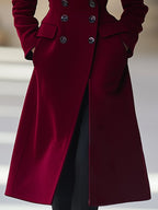 Manteau long rouge élégant avec boutons noirs, poches latérales, style automne-hiver, mode féminine chic, vêtement tendance.
