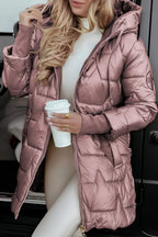 Femme en manteau doudoune rose, tenant un gobelet de café, devant une voiture. Mode hiver, style décontracté, tendance féminine.