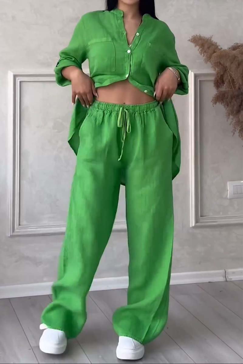 Femme portant un ensemble vert en lin, chemise et pantalon ample, posant dans un intérieur moderne. Mode décontractée, tendance, élégance.