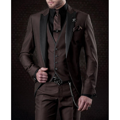 Traje de lino de tres piezas para hombre: blazer, chaleco y pantalón de vestir.