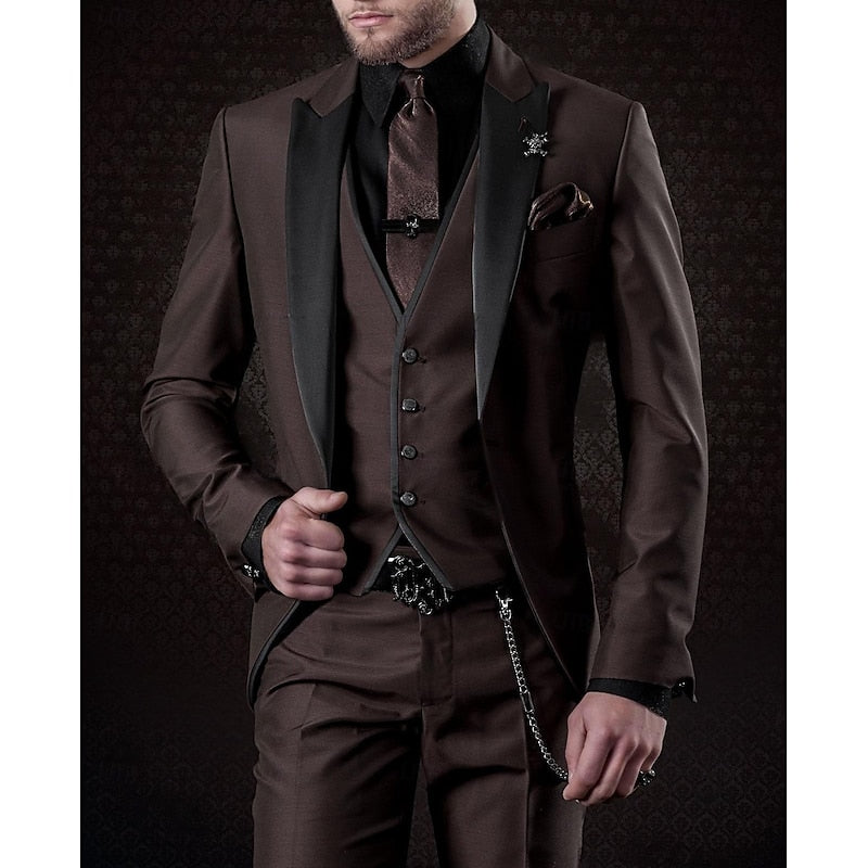Costume homme marron élégant avec gilet, cravate assortie et détails noirs, idéal pour mariage ou soirée chic. Mode masculine tendance.