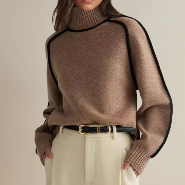Femme portant un pull en laine marron à col roulé avec bordures noires, ceinture noire et pantalon beige. Mode automne-hiver élégante et chic.