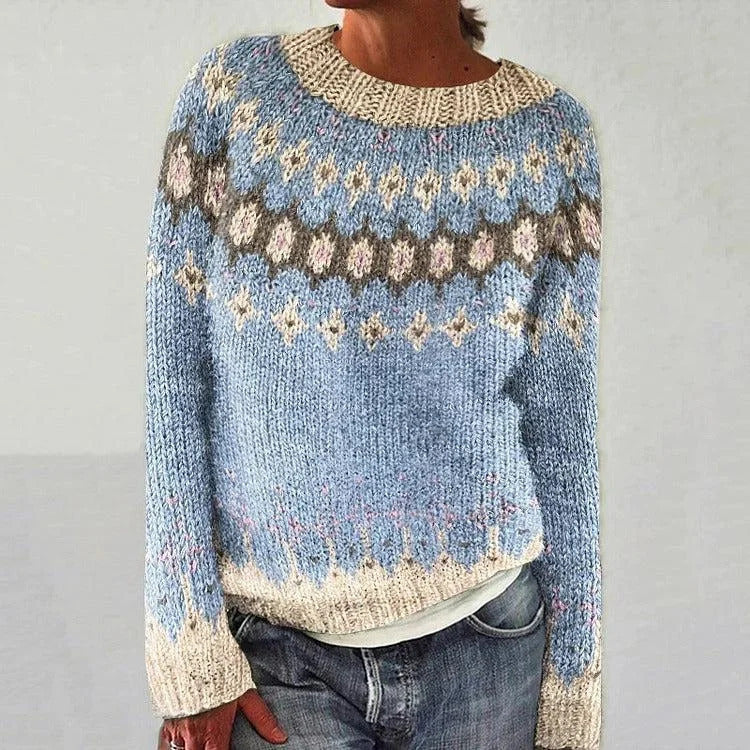 Pull en laine bleu avec motifs nordiques, col rond, manches longues, porté par une personne. Mode hiver, style scandinave, tricot chaud.