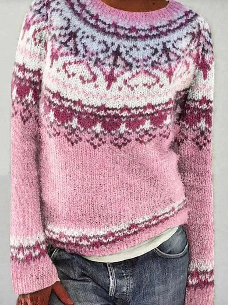 Pull en laine rose avec motifs nordiques blancs et bordeaux, manches longues, porté avec un jean. Mode hiver, style confortable et tendance.